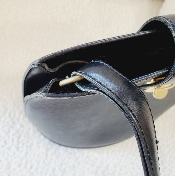 Black Epi Louis Vuitton Purse - Picture 5 of 17